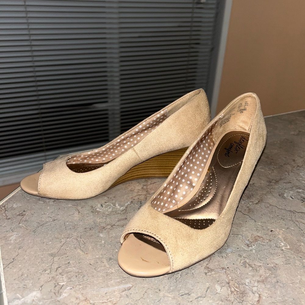 DexFlex comfort size 7.5 wedge shoe faux, suede
